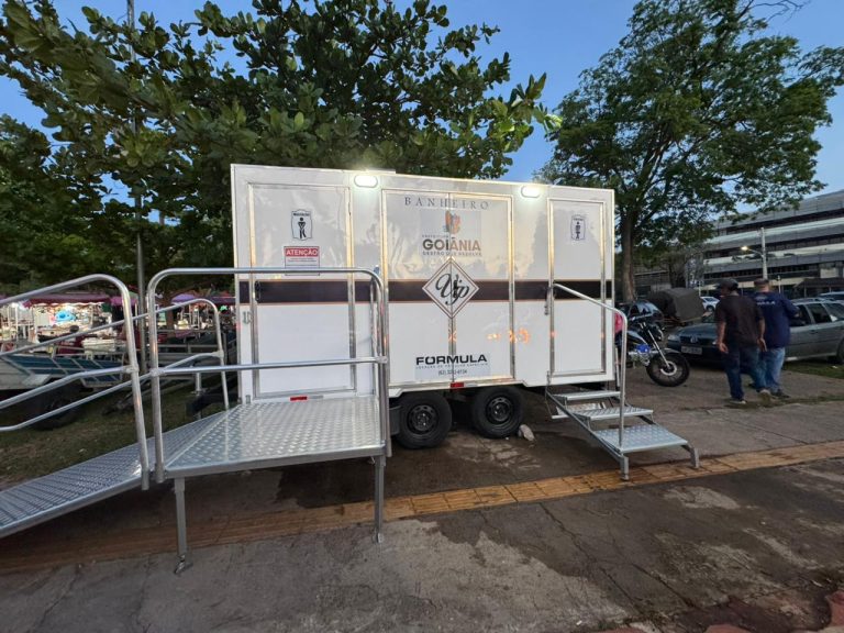 Prefeitura de Goiânia entrega banheiros climatizados na feira da Praça Universitária