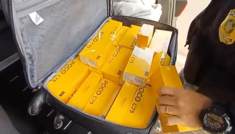 PRF apreende 50 celulares sem nota fiscal no km 390 da BR-060, em Rio Verde