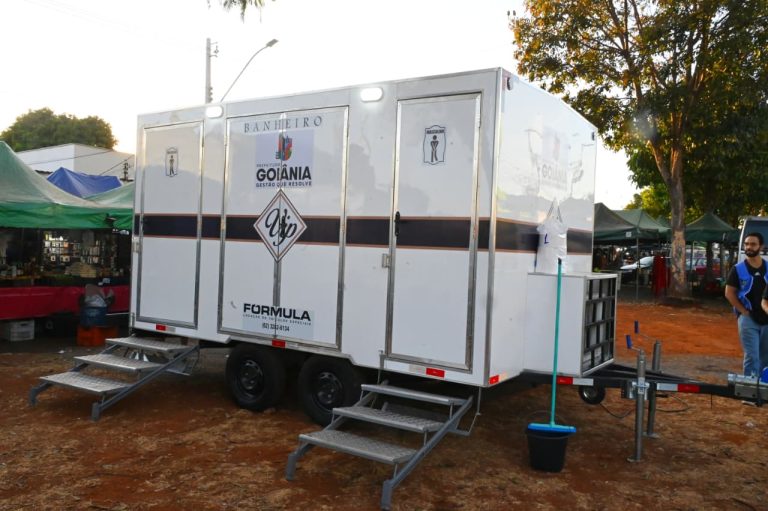 Prefeitura de Goiânia entrega banheiros móveis em formato de trailer nas feiras da capital