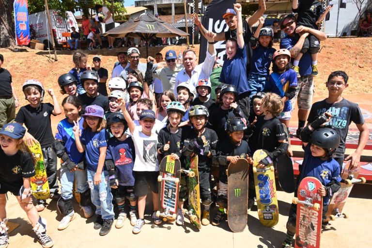 Prefeito Sandro Mabel entrega revitalização da Praça do Bacião e anuncia construção de pista profissional de skate em Goiânia 