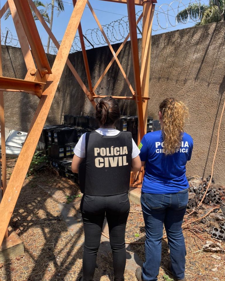 Polícia Civil de Goiás flagra descarte irregular de baterias de operadora de telefonia em Itumbiara 