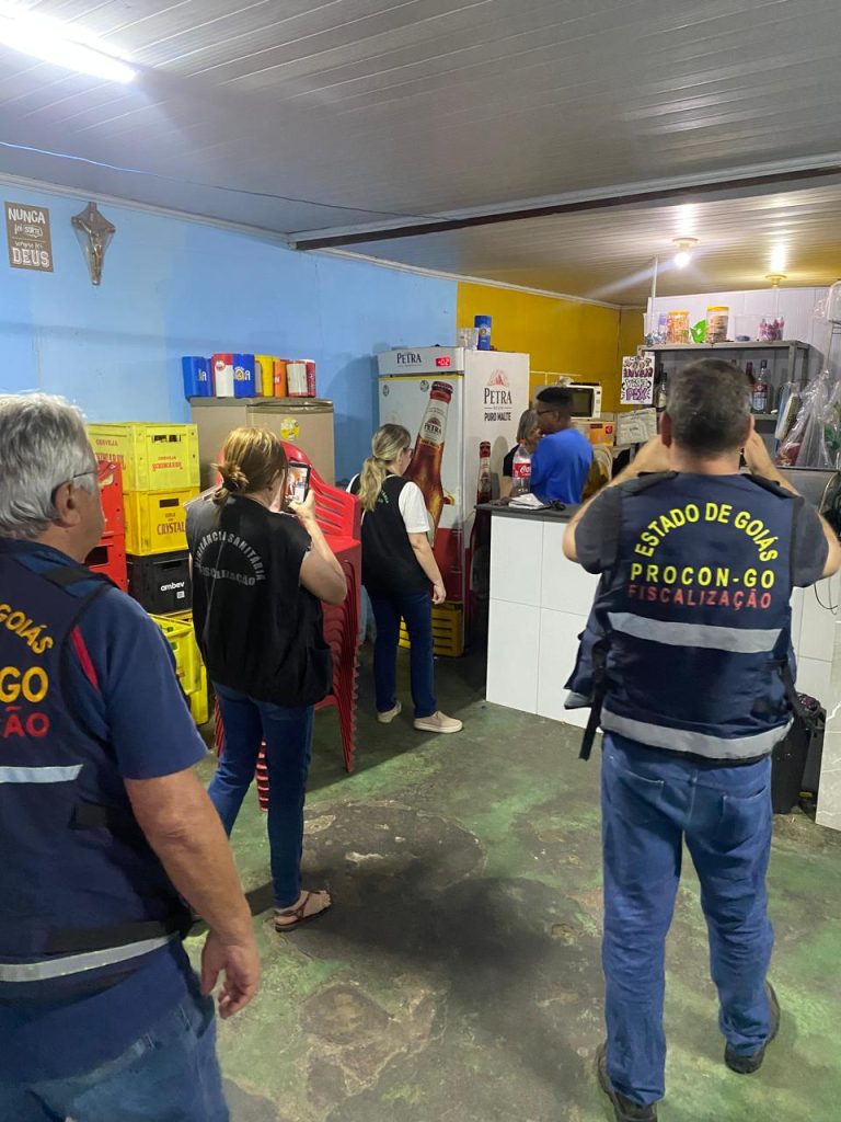 Governo de Goiás autua 19 estabelecimentos durante operação contra falsificação de bebidas