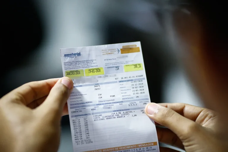 Conta de luz em Goiás sobe até 19%; Caiado critica reajuste e culpa governo Lula por prejudicar famílias de baixa renda