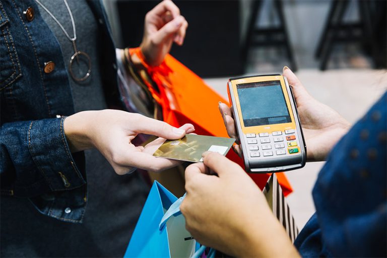Advogada esclarece direitos do consumidor sobre troco, cancelamento de serviços e compras online