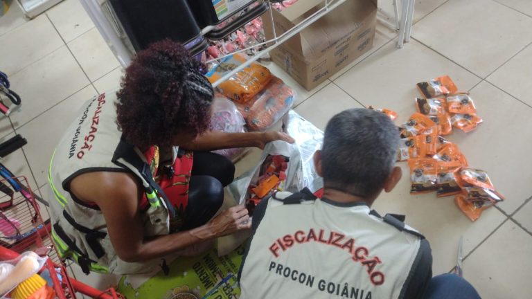 Procon Goiânia apreende mais de 100 petiscos e ossos suínos vencidos em pet shop 