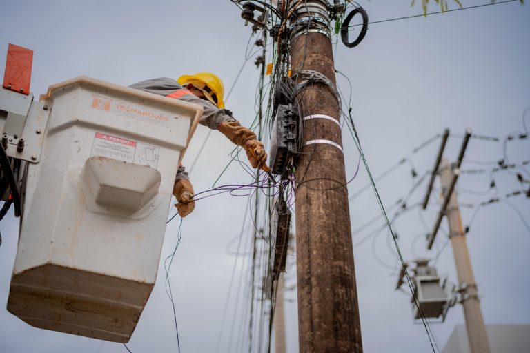 Prefeito de Anápolis sanciona a Lei João Victor e torna obrigatório o alinhamento de fios em postes