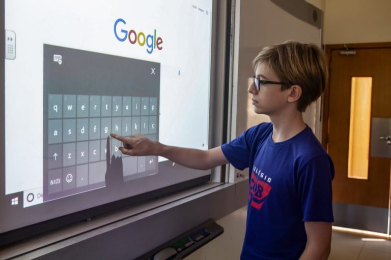 Prefeitura de Goiânia anuncia compra de 1.440 lousas digitais para escolas municipais