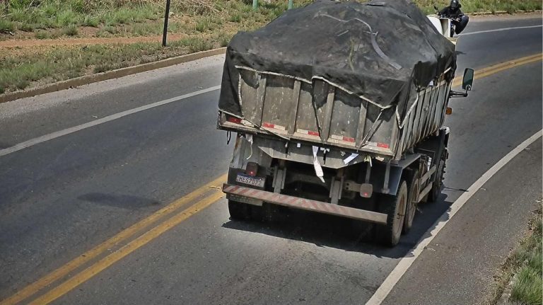 Prefeitura de Aparecida de Goiânia multa motorista em R$ 30 mil por descarte irregular de entulho 