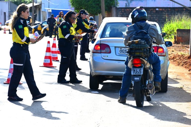Prefeitura de Goiânia realiza Operação Tempo Fechado para orientar motoristas durante o período chuvoso 