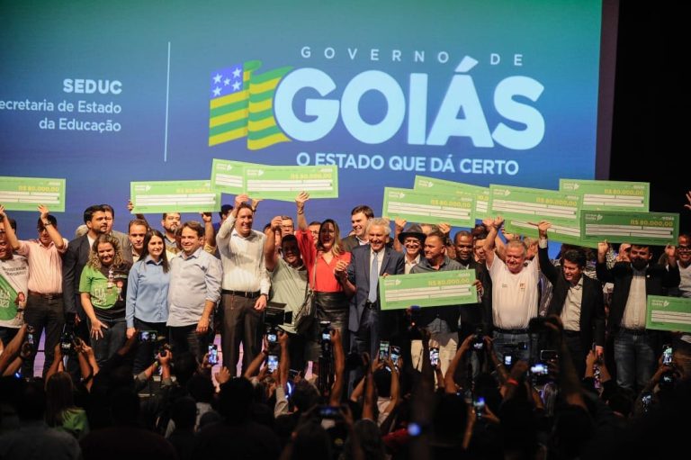 Governo de Goiás sanciona lei que destina 50% do Prêmio Leia para professores alfabetizadores 