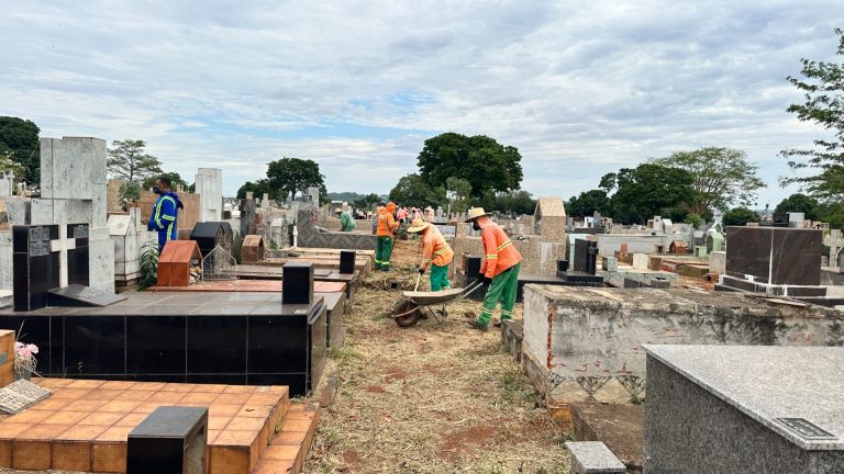 Comurg inicia limpeza no Cemitério Jardim da Saudade e entra na fase final da força-tarefa para o Dia de Finados