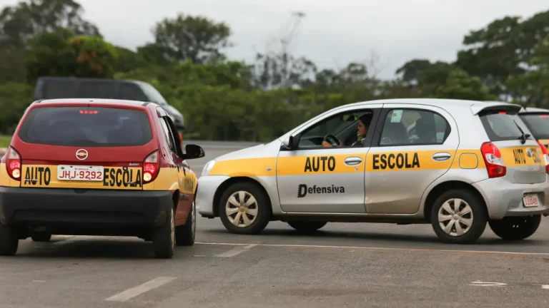 Governo Lula propõe mudanças na CNH: aulas em autoescola podem deixar de ser obrigatórias