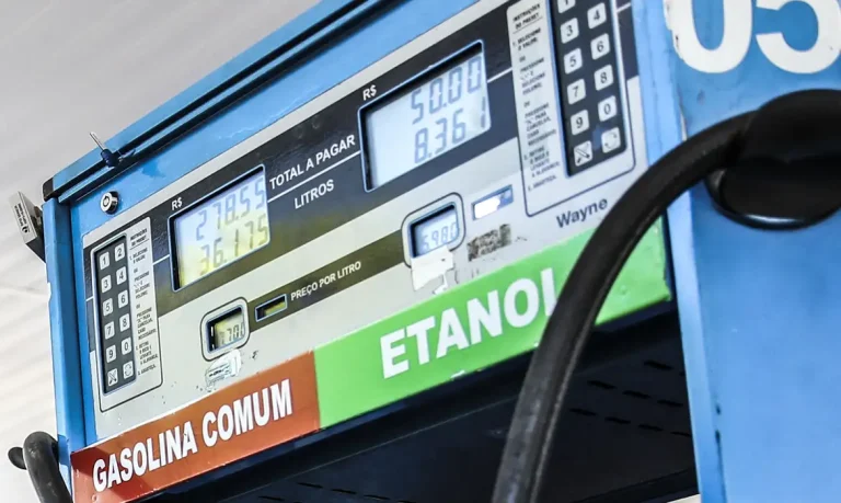Petrobras anuncia segunda redução do ano e preço da gasolina cai 4,9%