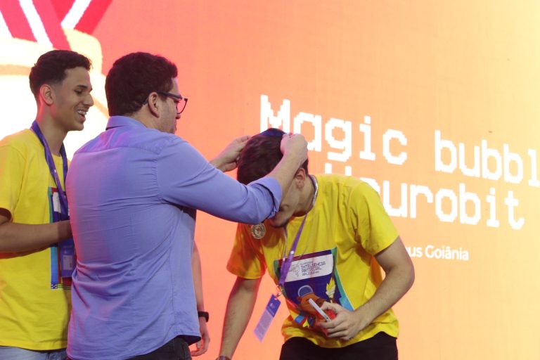 Vencedores da Olimpíada de IA Aplicada garantem intercâmbio de um mês na Inglaterra em 2026