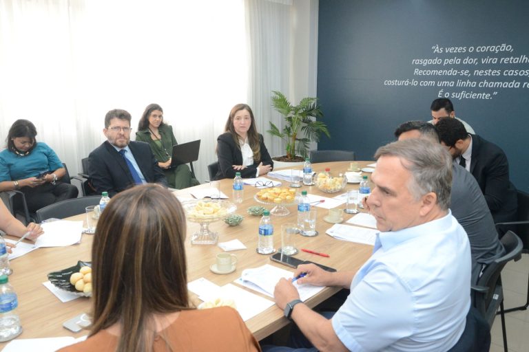 Ministério Público de Goiás discute plano de reestruturação do Imas com prefeito Sandro Mabel 