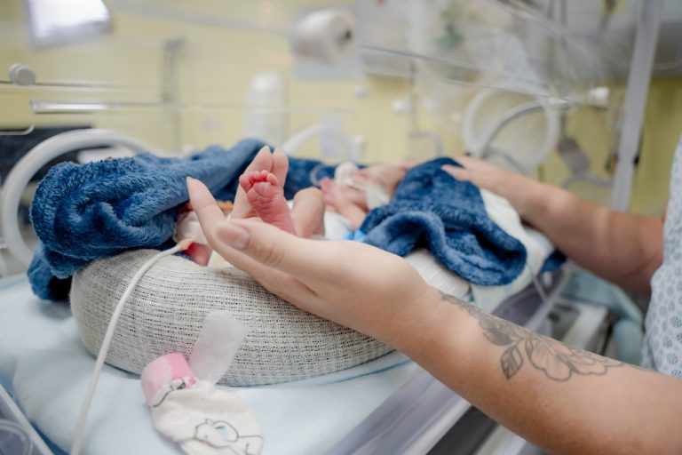 Governo de Goiás realiza campanha Novembro Roxo para reforçar cuidados e prevenção à prematuridade