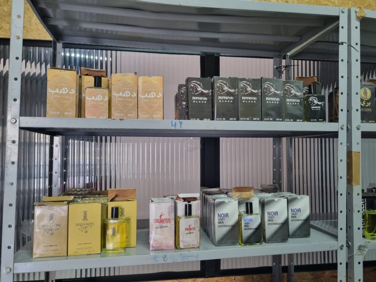 Procon Goiás apreende quase 1.650 perfumes irregulares em distribuidora de Goiânia 