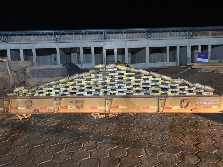 PRF apreende 100 kg de cocaína escondidos na estrutura de carreta em Nova Crixás