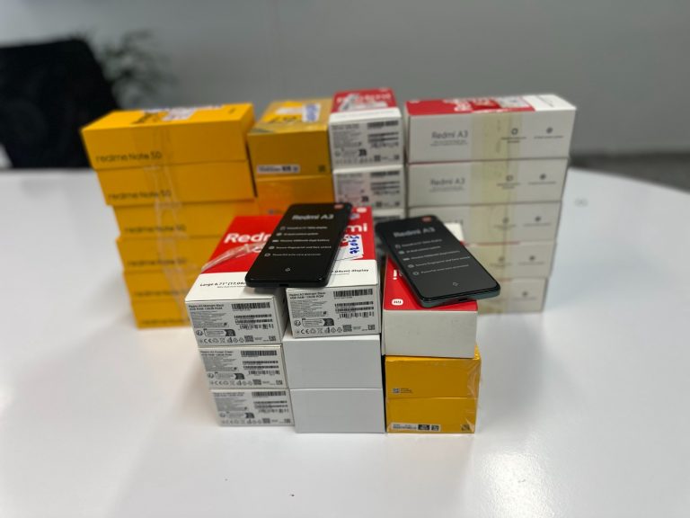 Prefeitura de Goiânia recebe mais de 4 toneladas de roupas e 30 celulares da Receita Federal para reforçar assistência social 