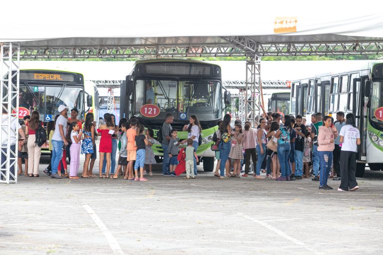 Goiás Social e OVG oferecem rotas gratuitas de ônibus para entrega de brinquedos do Natal do Bem no Goiânia Arena 