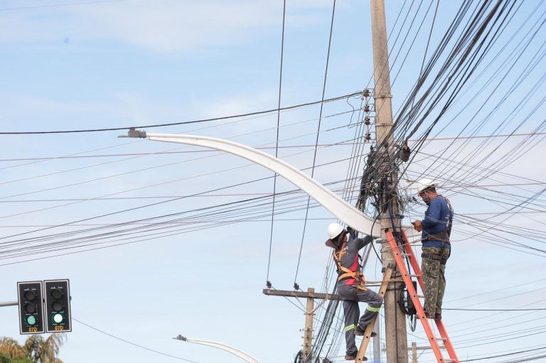 Operação retira fios soltos na Avenida Independência e marca começo da reorganização da rede em Aparecida