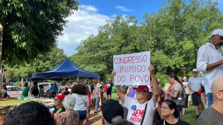 Manifestantes protestam em Goiânia contra decisões do Congresso e proposta de anistia aos envolvidos nos atos golpistas de 8 de Janeiro