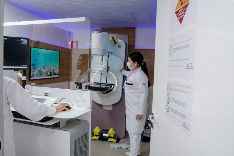 Goiás consolida liderança em exames genéticos para câncer de mama pelo SUS
