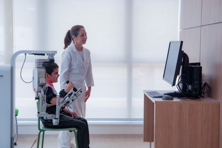 Robôs suíços ajudam crianças com câncer a recuperar movimentos no Cora