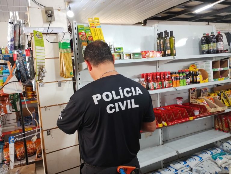 Polícia Civil e Vigilância Sanitária interditam fábrica clandestina e apreendem mais de 1,4 tonelada de alimentos vencidos em Goiânia