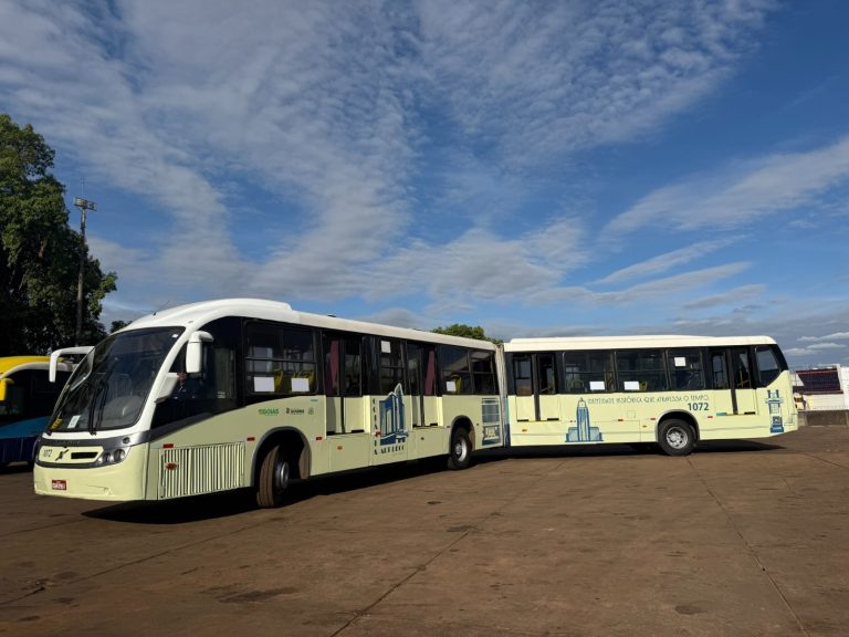 Dois ônibus de Goiânia ganham identidade visual inspirada no Art Déco e circulam até o fim de janeiro