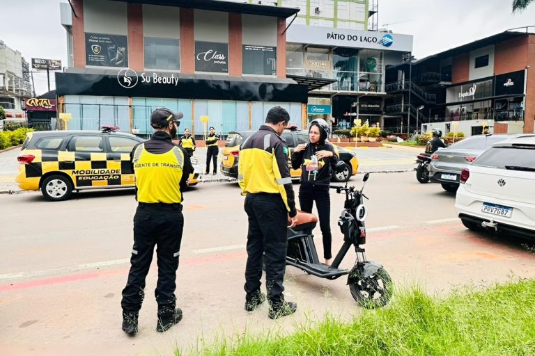 Prefeitura de Goiânia intensifica blitzes educativas para conscientizar condutores de ciclomotores