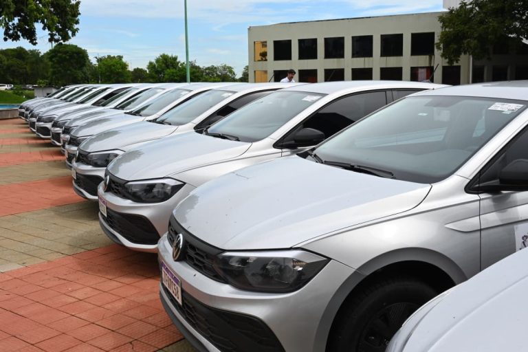 Prefeito Sandro Mabel entrega novos veículos para reforçar frota da Secretaria Municipal de Saúde