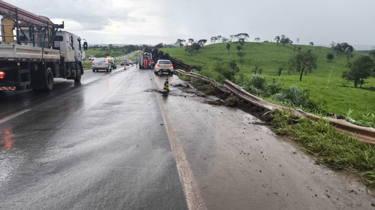 Acidente envolvendo cinco veículos deixa três mortos na BR-060, em Goianápolis