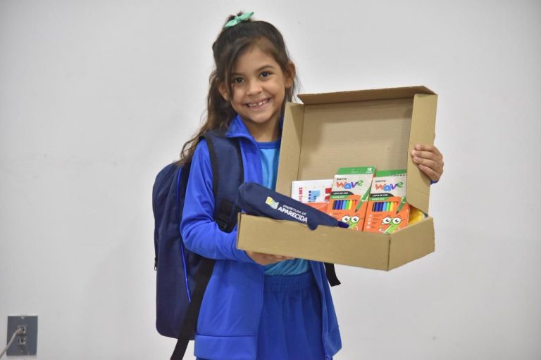 Prefeitura de Aparecida inicia entrega de uniformes e materiais escolares gratuitos para todos os alunos da rede municipal