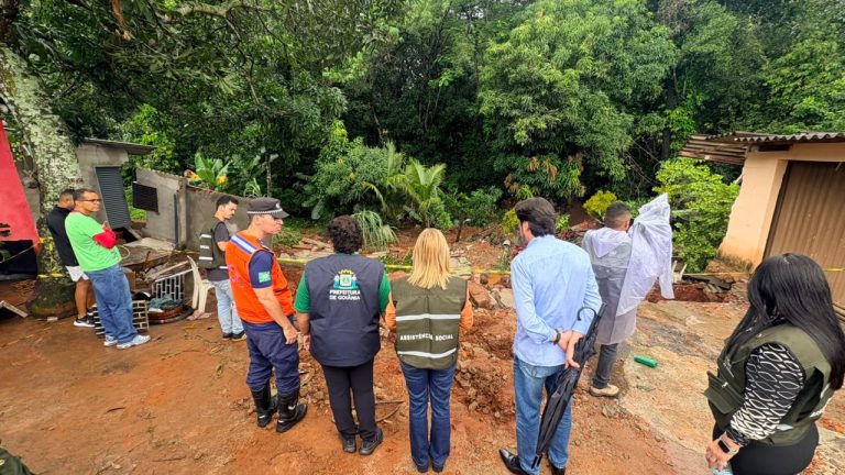 Prefeitura presta assistência a famílias afetadas por desabamentos no Jardim Curitiba IV
