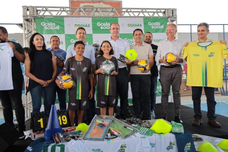 Prefeito Leandro Vilela e secretário Guerra entregam 100 kits esportivos a crianças e adolescentes de Aparecida