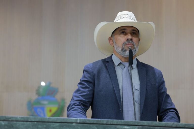 Deputado Amauri Ribeiro sugere uso da Bíblia Sagrada como recurso cultural em escolas estaduais