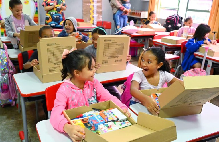 Prefeito Sandro Mabel inicia entrega de mais de 120 mil kits escolares na rede municipal