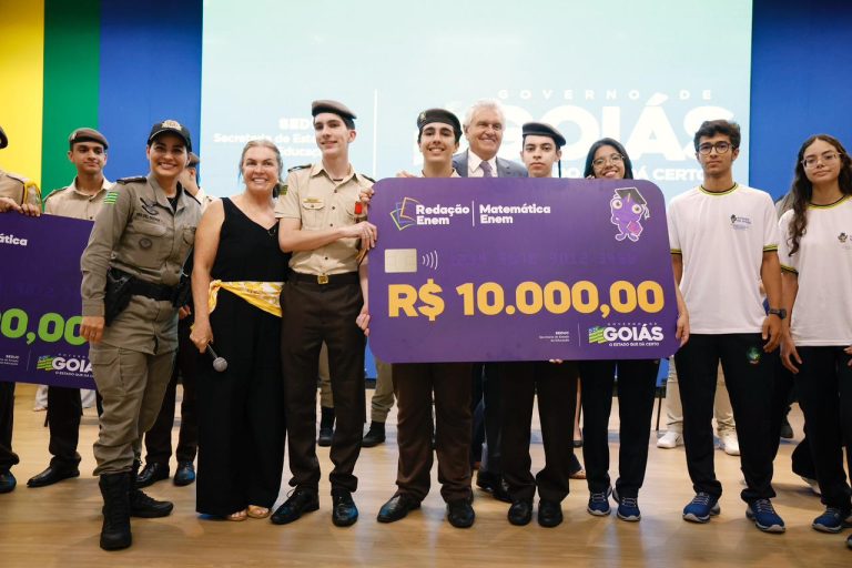 Alunos e professores da rede estadual recebem prêmios de até R$ 10 mil pelo Enem 2025