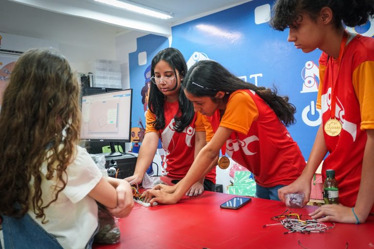 Governo de Goiás abre 900 vagas para curso gratuito de robótica em 17 cidades