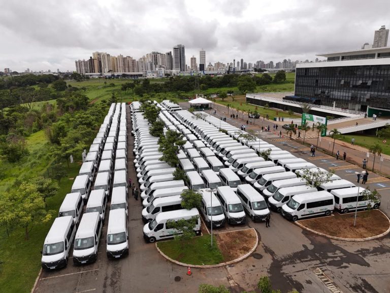 Governo de Goiás entrega 246 vans e reforça assistência social em todos os municípios