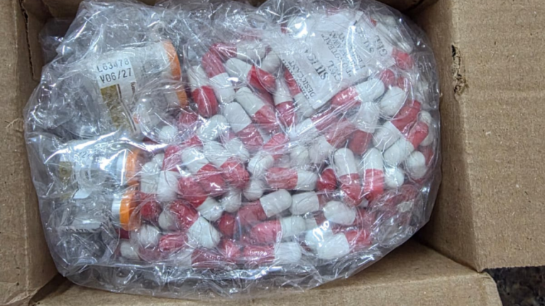 Mulher é presa em flagrante por venda irregular de medicamentos para emagrecimento em Goiânia 