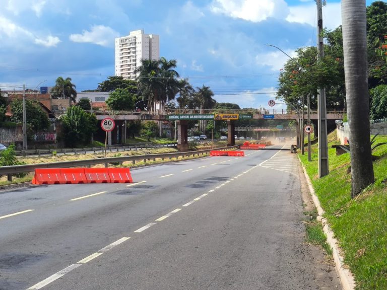 Prefeitura realiza obra de contenção e libera trânsito em meia pista na Marginal Botafogo