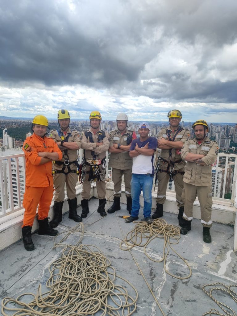Corpo de Bombeiros resgata trabalhador a 130 metros de altura em Goiânia