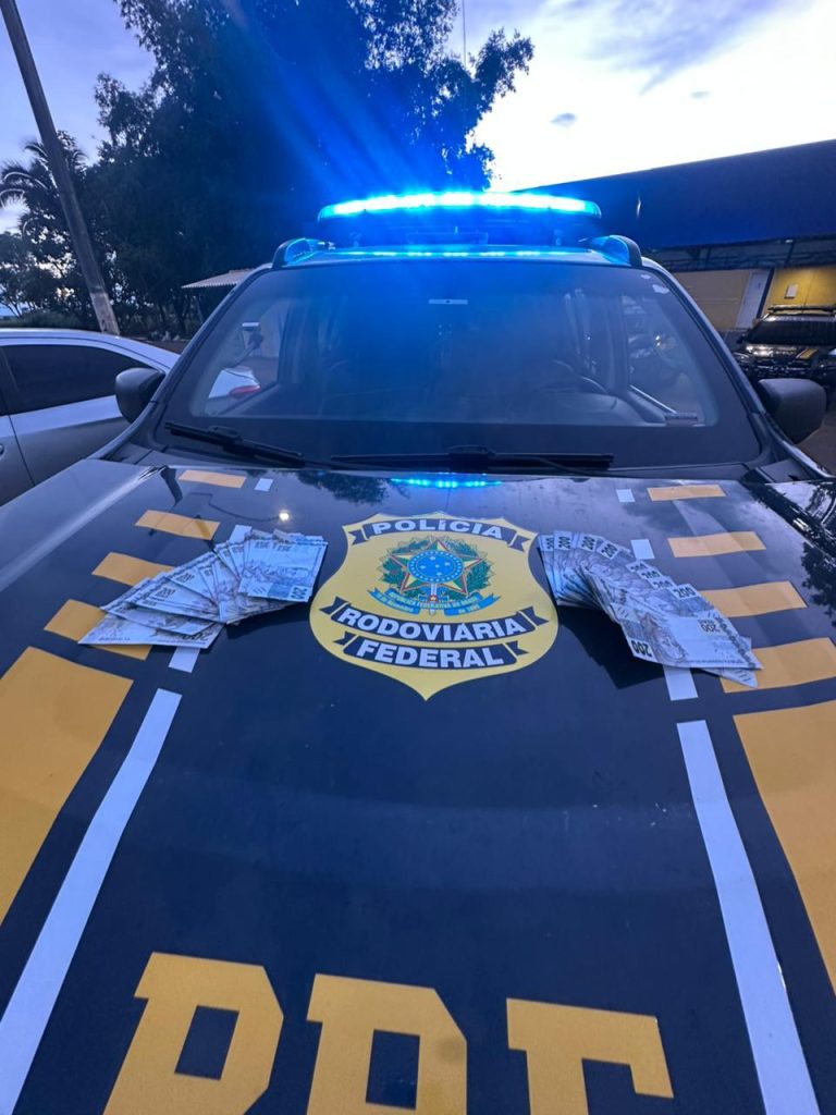 PRF apreende R$ 30 mil em notas falsas escondidas em painel de carro na BR-153, em Uruaçu 