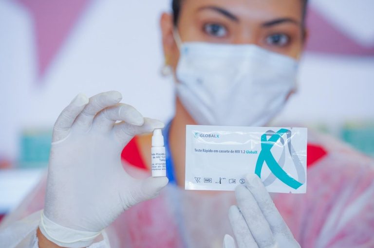 Governo de Goiás intensifica prevenção a ISTs durante o Carnaval com distribuição de preservativos e autotestes