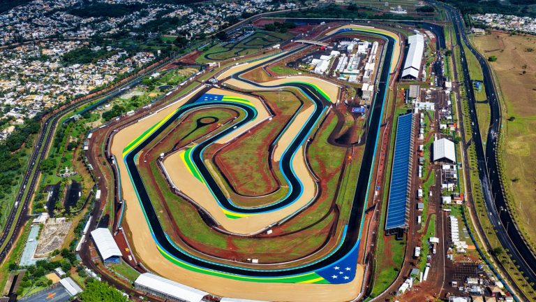 Com investimento de R$ 250 milhões, Goiânia recebe MotoGP com Hino Nacional cantado por Gusttavo Lima
