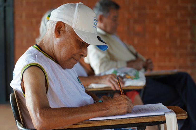 Goiás reduz analfabetismo adulto e supera 10 mil pessoas alfabetizadas com programa estadual 