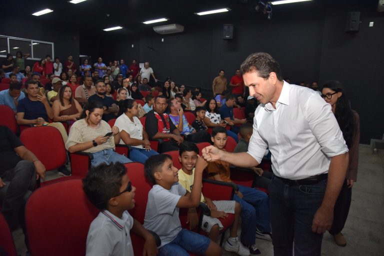 Prefeito Leandro Vilela entrega uniformes a atletas de Aparecida para disputa da GO Cup 