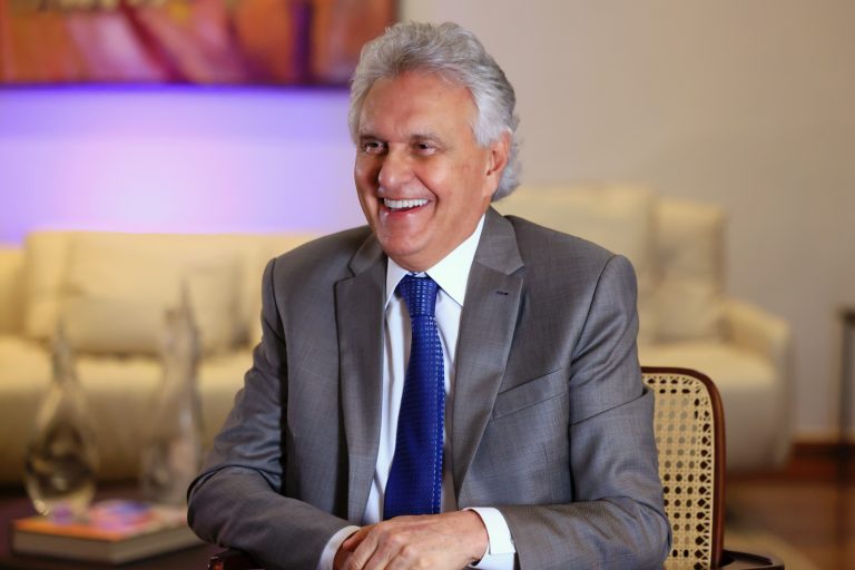 Caiado sanciona reajuste de 5,4% para professores da rede estadual de Goiás 